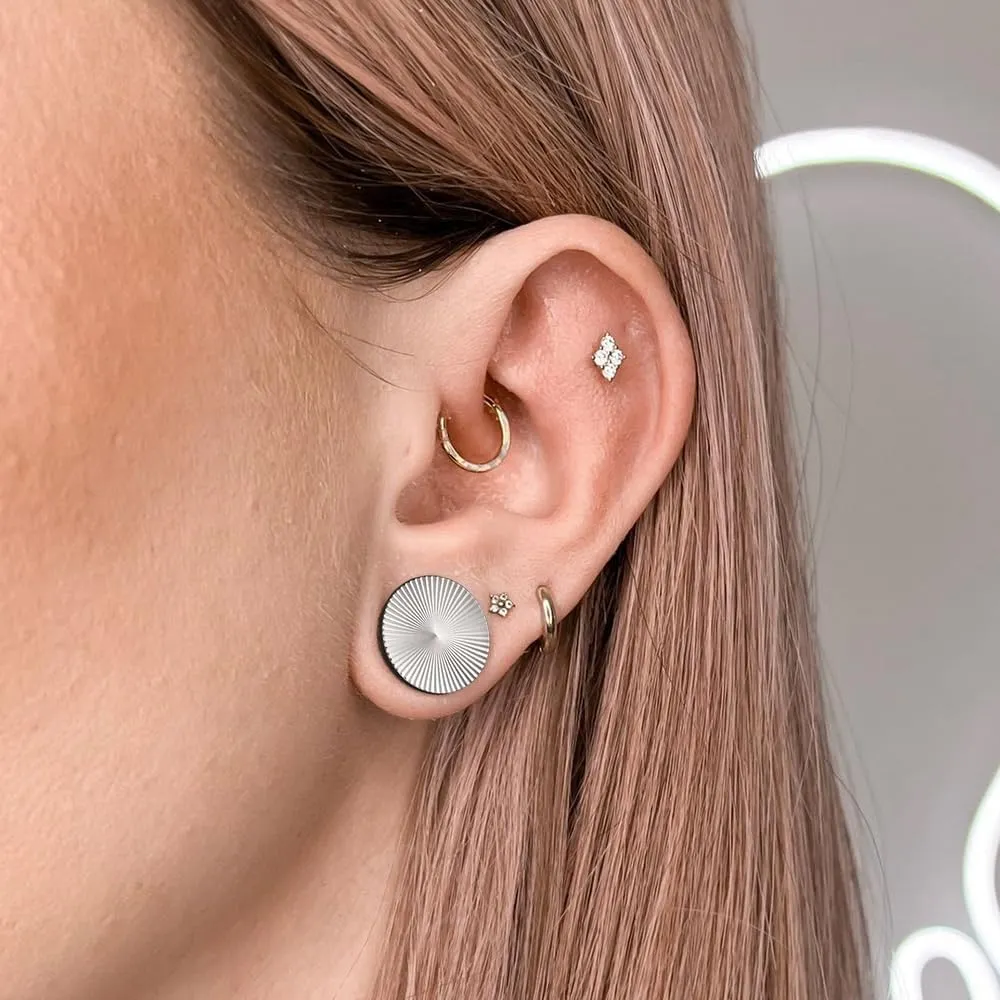 DOEARKO 2PCS Classic Diffuse Light Ear Plugs Tunnels gauges Stainless Steel Ear Gauges Body Piercing Jewelry for women/men