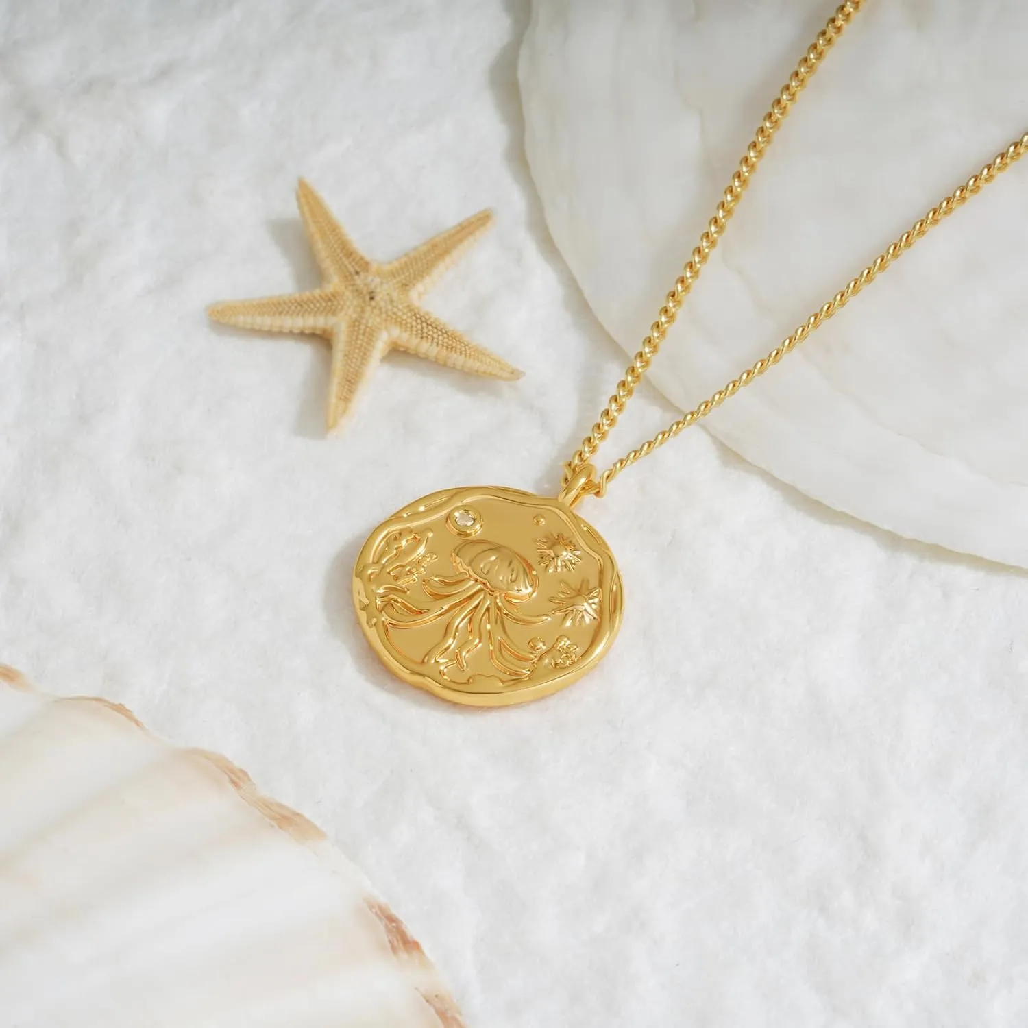 MEVECCO Dainty Gold Seashell Pendent Necklace Ocean Necklace for Women 18K Gold Plated Necklace Boho Handmade Summer Beach Necklace Jewelry