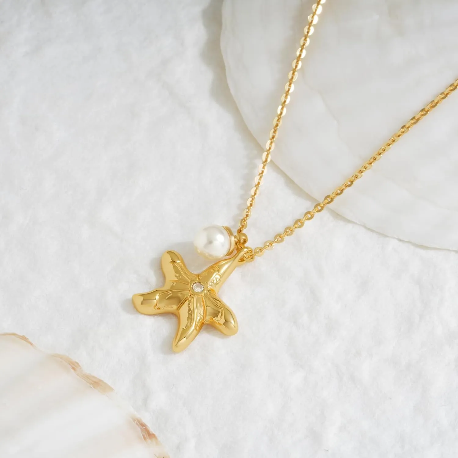 MEVECCO Dainty Gold Seashell Pendent Necklace Ocean Necklace for Women 18K Gold Plated Necklace Boho Handmade Summer Beach Necklace Jewelry