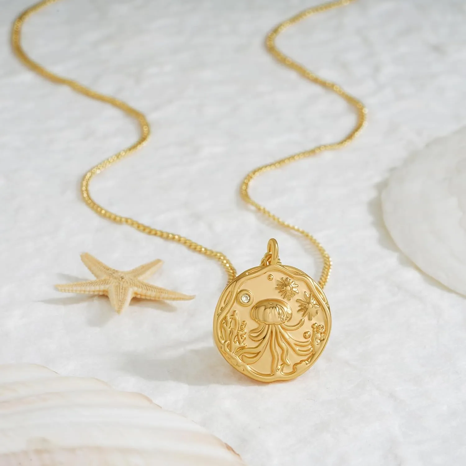 MEVECCO Dainty Gold Seashell Pendent Necklace Ocean Necklace for Women 18K Gold Plated Necklace Boho Handmade Summer Beach Necklace Jewelry