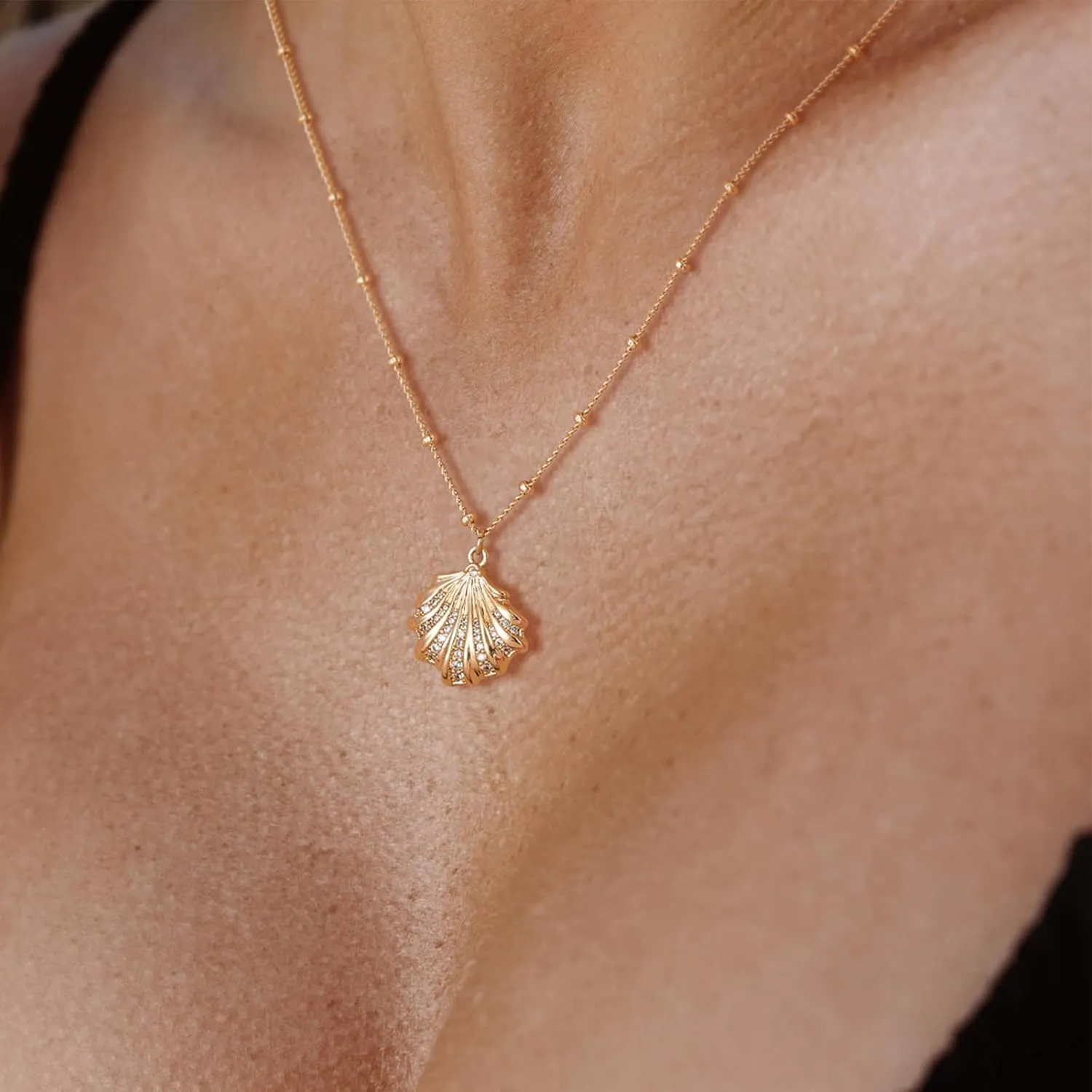 MEVECCO Dainty Gold Seashell Pendent Necklace Ocean Necklace for Women 18K Gold Plated Necklace Boho Handmade Summer Beach Necklace Jewelry