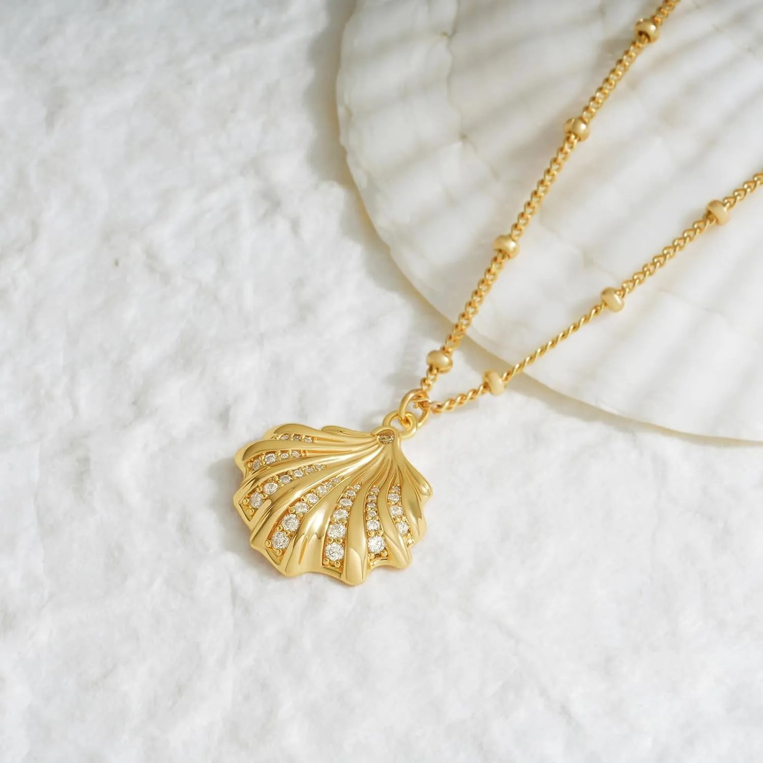 MEVECCO Dainty Gold Seashell Pendent Necklace Ocean Necklace for Women 18K Gold Plated Necklace Boho Handmade Summer Beach Necklace Jewelry