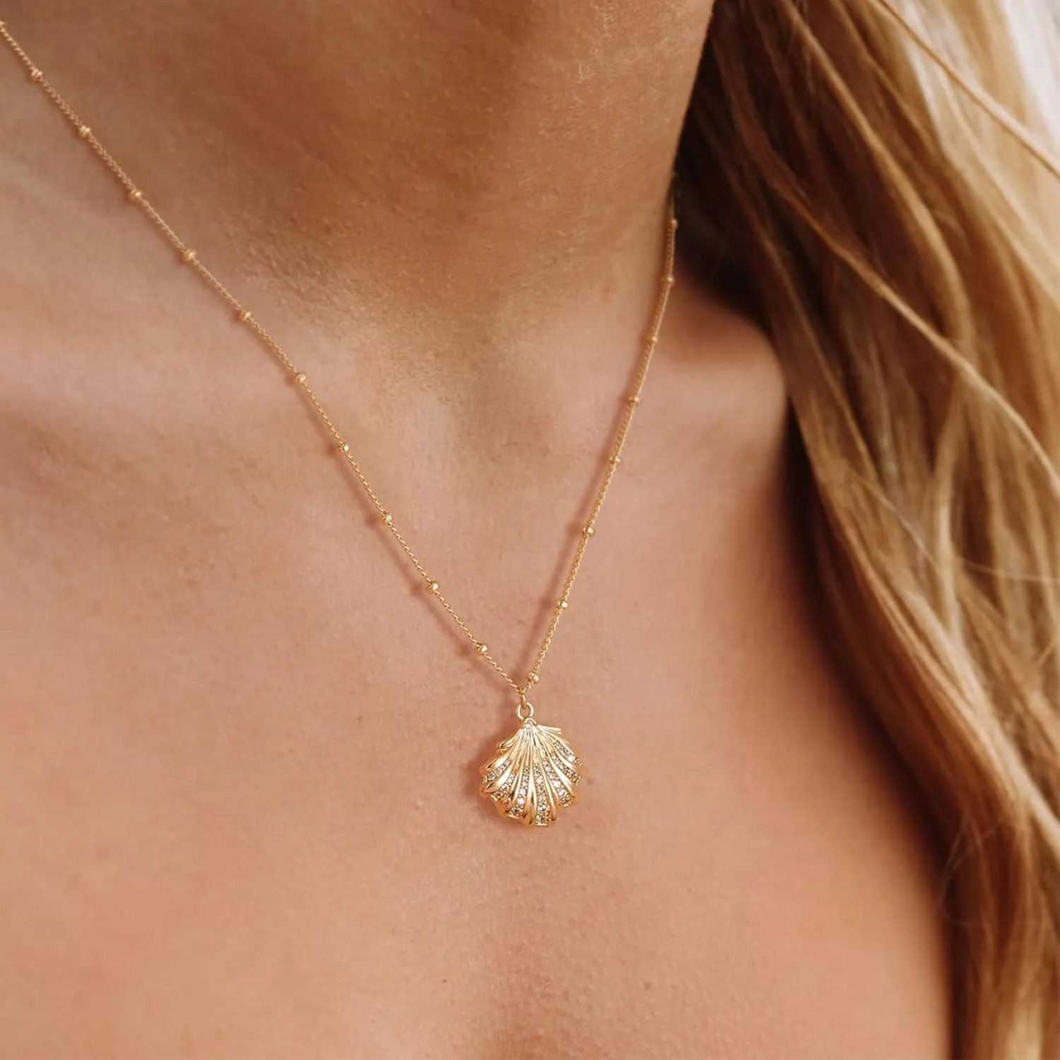 MEVECCO Dainty Gold Seashell Pendent Necklace Ocean Necklace for Women 18K Gold Plated Necklace Boho Handmade Summer Beach Necklace Jewelry