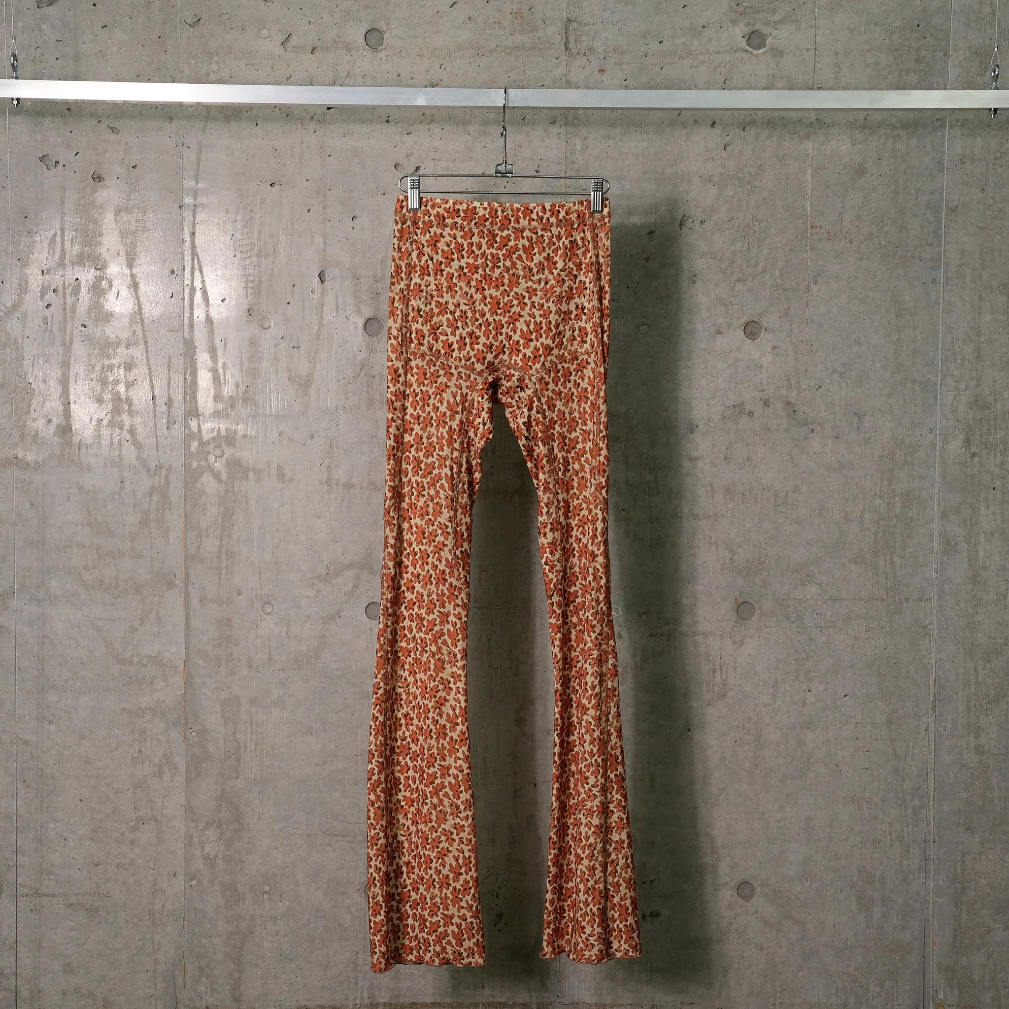 THIN MESH LEGGINGS WITH ANATOMICAL CUTTING LINES / SCORCHED FLOWER